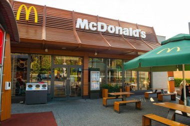 VARŞAN, POLAND - 16 EYLÜL 2022: City Caddesi 'ndeki McDonald' s Restoranı