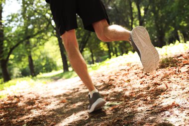Park 'ta koşan adam, yakın plan. Sabah egzersizi