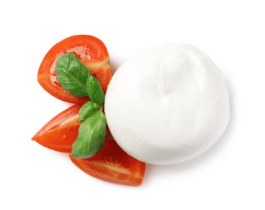 Nefis mozzarella ve beyaz arka planda domatesler.