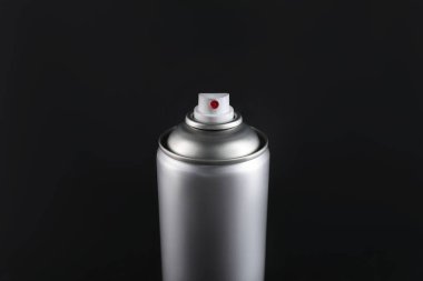 Siyah arka planda sprey boya kutusu, yakın plan.