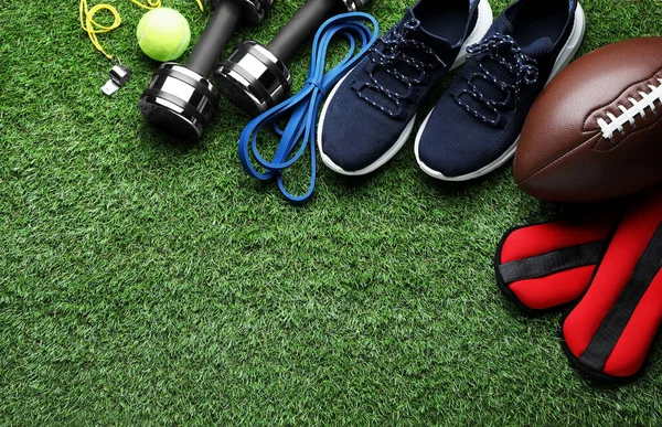 Zestaw Różnorodnych Kolorowych Urządzeń Sportowych Zielonej Trawie Układanie Płaskie Miejsce — Zdjęcie stockowe