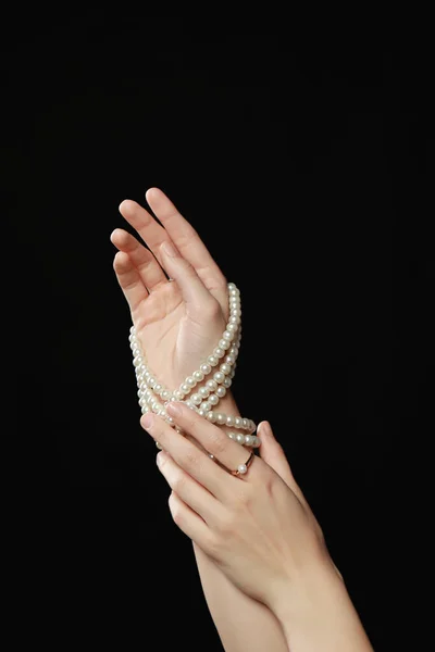 Mladá Žena Elegantní Perla Šperky Černém Pozadí Detailní Záběr — Stock fotografie