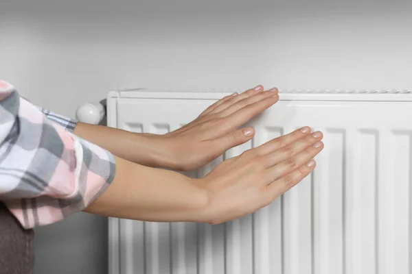 Mujer Calentando Las Manos Radiador Calefacción Cerca Pared Blanca Primer —  Fotos de Stock