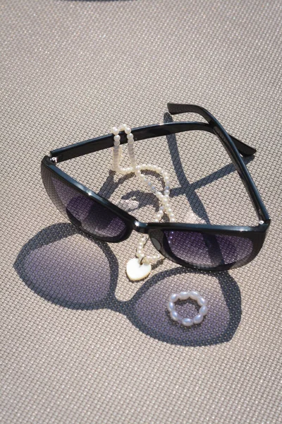 Stylové Sluneční Brýle Šperky Šedém Povrchu — Stock fotografie