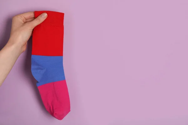 Hafif Menekşe Arka Planda Çizgili Çorap Tutan Kadın Yakın Plan — Stok fotoğraf