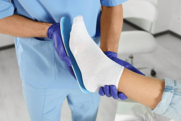 Mužská Ortopedická Vložka Nohy Pacienta Nemocnici Detailní Záběr — Stock fotografie