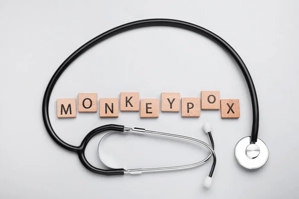 Word Monkeypox Valmistettu Puiset Kuutiot Stetoskooppi Kevyellä Taustalla Tasainen Lay — kuvapankkivalokuva