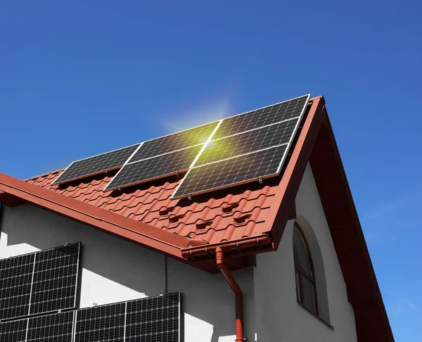 青空の下に設置された太陽光パネル付きの家 代替エネルギー源 — ストック写真