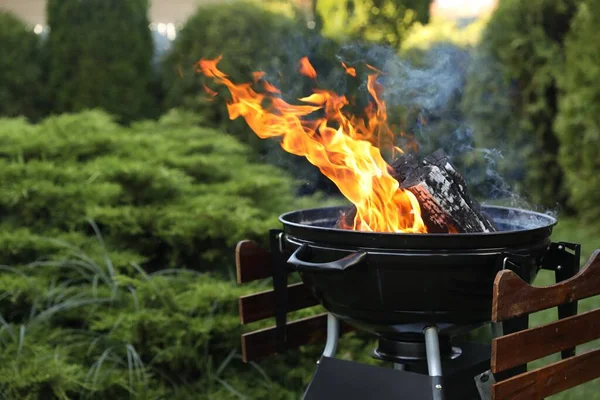 Portable Barbecue Grill Fire Flames Outdoors Space Text — Stock Photo, Image