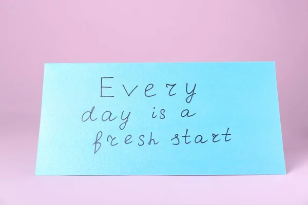 카드에는 Every Day Fresh Start Pink Background 문구가 동기적 — 스톡 사진