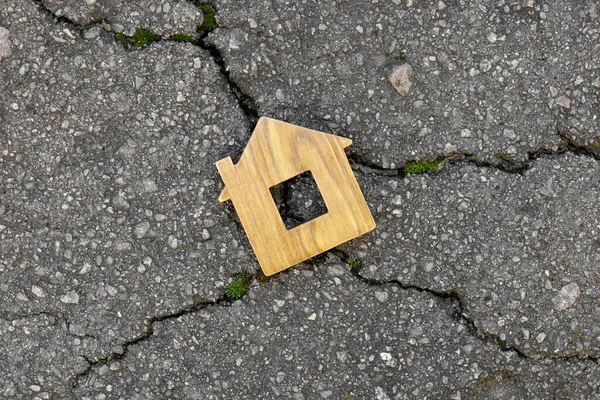 Wooden House Model Cracked Asphalt Top View Earthquake Disaster — Stock Photo, Image