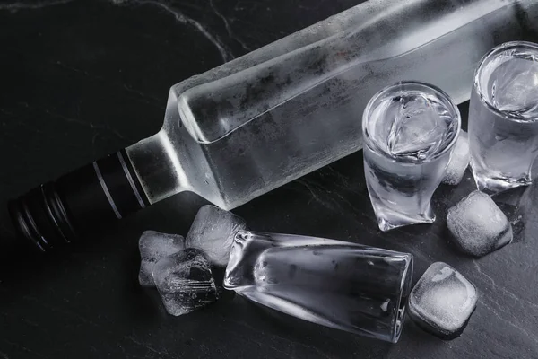 Flasche Wodka Und Schnapsgläser Mit Eis Auf Schwarzem Tisch Oben — Stockfoto