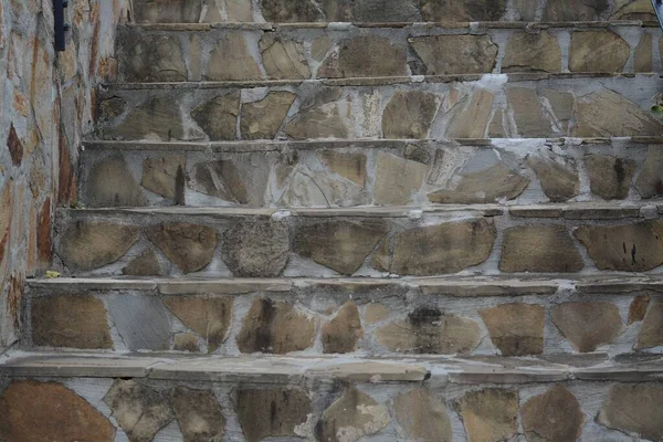 石の破片が屋外で空のコンクリート階段の眺め — ストック写真