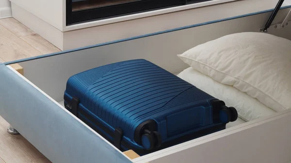 Cajón Almacenamiento Debajo Cama Con Maleta Azul Almohadas Blancas Interior — Foto de Stock