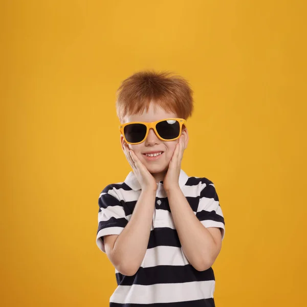 Menino Bonito Com Óculos Sol Fundo Amarelo — Fotografia de Stock