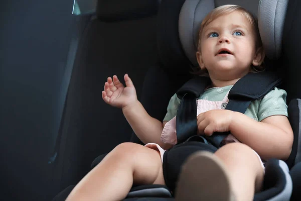 Nettes Kleines Mädchen Sitzt Kindersitz Auto — Stockfoto