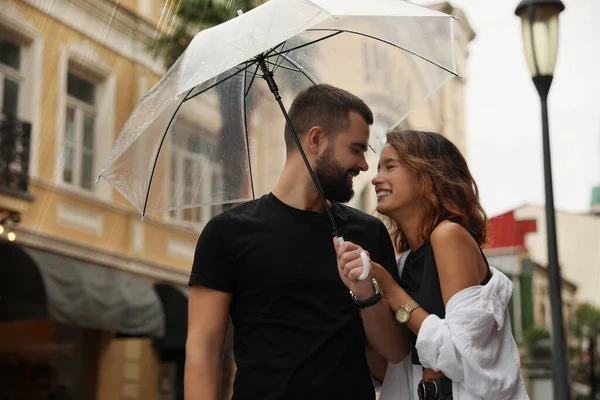 Jong Paar Met Paraplu Genieten Tijd Samen Onder Regen Straat — Stockfoto