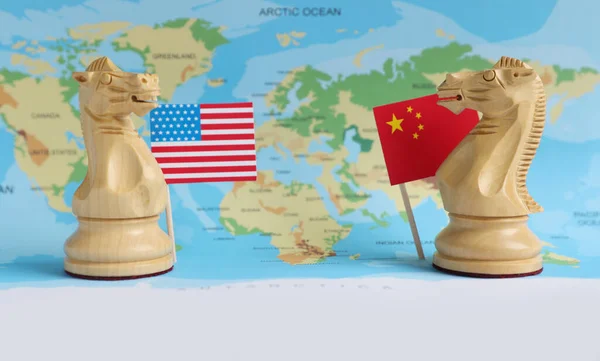 Satranç Taşları Dünya Haritasında Amerikan Çin Bayrakları Ticaret Savaş Konsepti — Stok fotoğraf