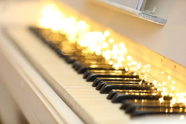 Glühende Lichter Auf Klaviertasten Nahaufnahme Weihnachtsmusik — Stockfoto