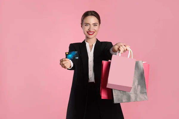Šťastná Mladá Žena Držící Nákupní Tašky Kreditní Karty Světle Růžovém — Stock fotografie