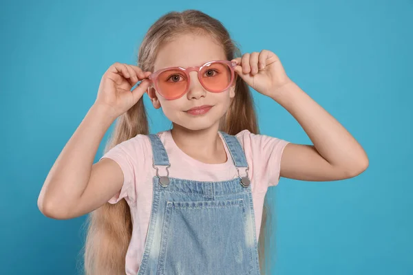 Menina Óculos Sol Rosa Fundo Azul Claro — Fotografia de Stock