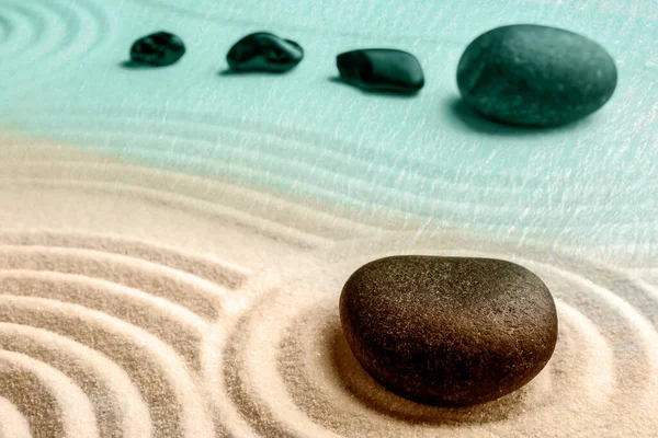 Fekete Kövek Homokon Mintával Zen Meditáció Harmónia — Stock Fotó