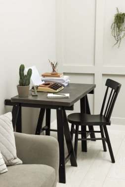 Yazar işyeri. Odadaki karanlık masa üzerinde daktilo var.