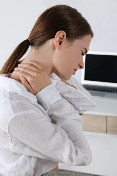 患有颈部疼痛在办公室的女人 — 图库照片