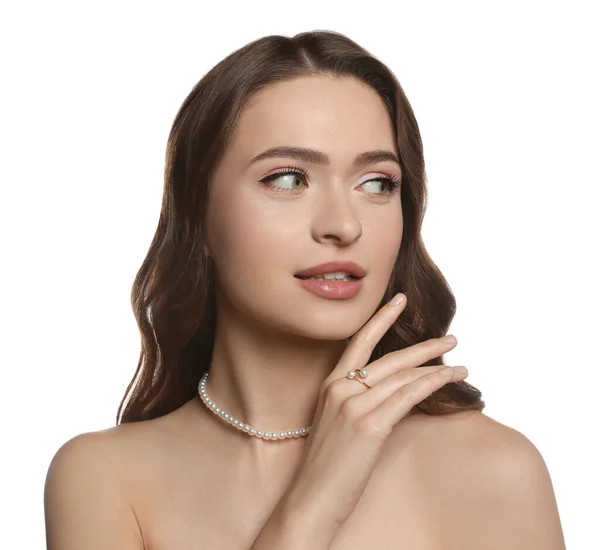 白い背景にエレガントな真珠のジュエリーを持つ若い女性 — ストック写真