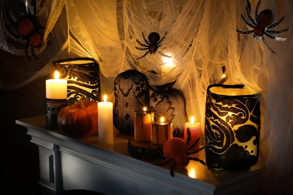 暖炉の上の別のハロウィーンの装飾室内 祭りのインテリア — ストック写真
