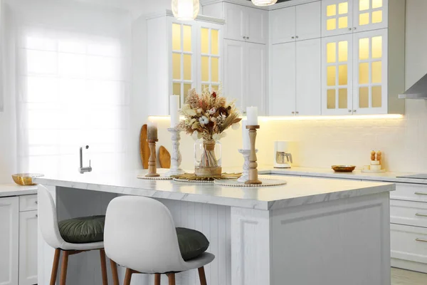 新しいスタイリッシュな家具付きの高級キッチンインテリア — ストック写真