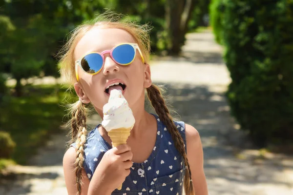 天気の良い夏の日においしいアイスクリームを屋外で食べる愛らしい女の子 テキストのためのスペース — ストック写真