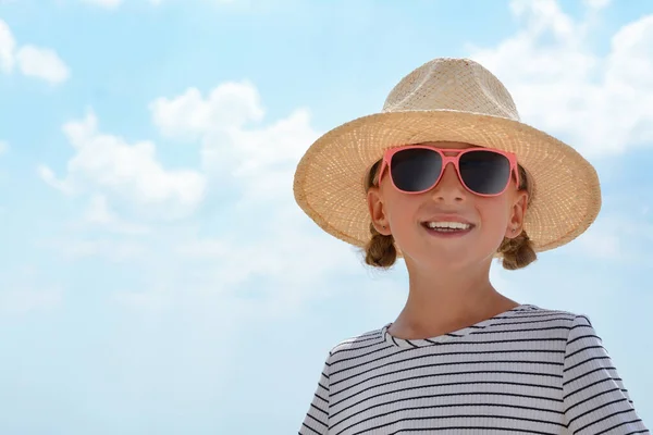 Menina Usando Óculos Sol Chapéu Praia Dia Ensolarado Espaço Para — Fotografia de Stock