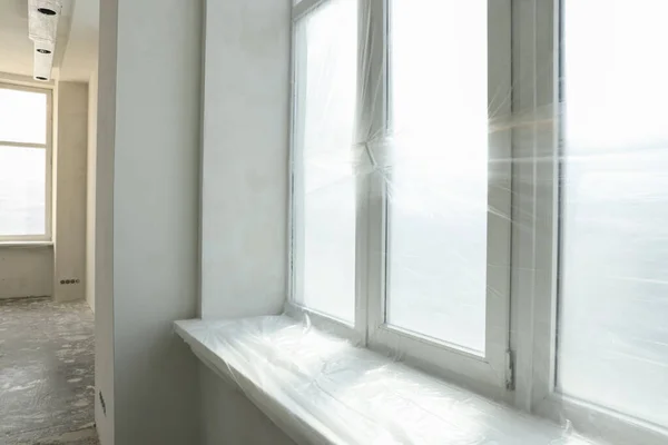 Большие Окна Покрытые Пластиковой Пленкой Комнате — стоковое фото