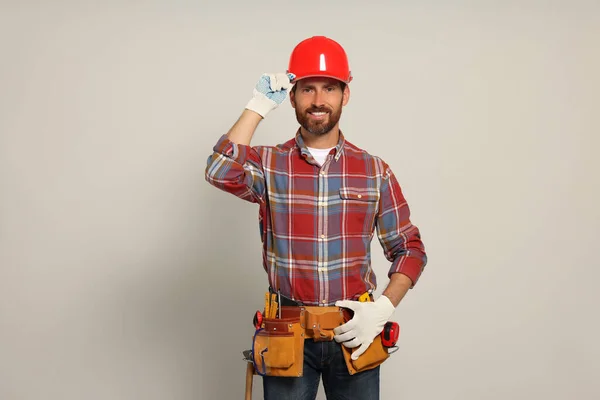 Costruttore Professionista Cappello Rigido Con Cintura Utensile Sfondo Chiaro — Foto Stock