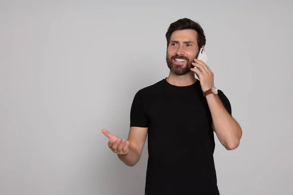 Šťastný Muž Mluví Telefonu Světlém Pozadí Mezera Pro Text — Stock fotografie