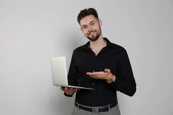 Hezký Muž Černé Košili Pracuje Notebookem Světle Šedém Pozadí — Stock fotografie