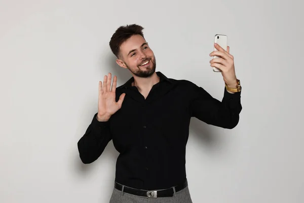 Stilig Man Svart Skjorta Med Telefon Ljusgrå Bakgrund — Stockfoto