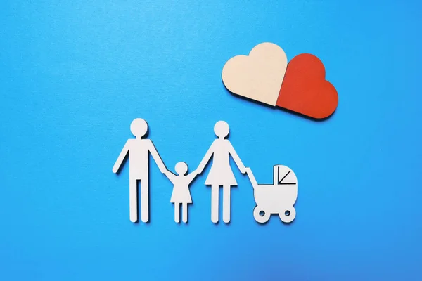 Figuras Família Coração Sobre Fundo Azul Claro Flat Lay Conceito — Fotografia de Stock