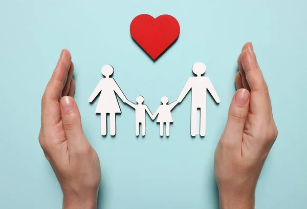 Frau Schützende Familien Und Herzfiguren Auf Hellblauem Hintergrund Draufsicht Versicherungskonzept — Stockfoto