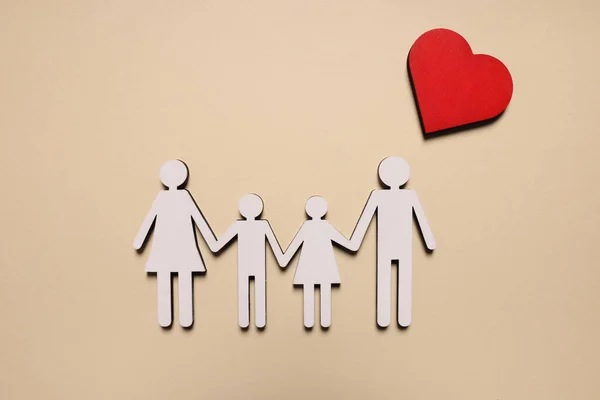 Figure Famiglia Cuore Sfondo Beige Vista Dall Alto Concetto Assicurativo — Foto Stock