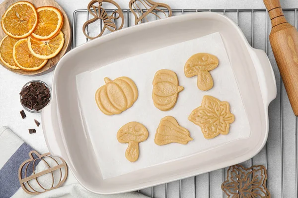 家庭烘焙 用不同形状的未烹调饼干和饼干切割机铺在轻薄的桌子上的平面构图 — 图库照片