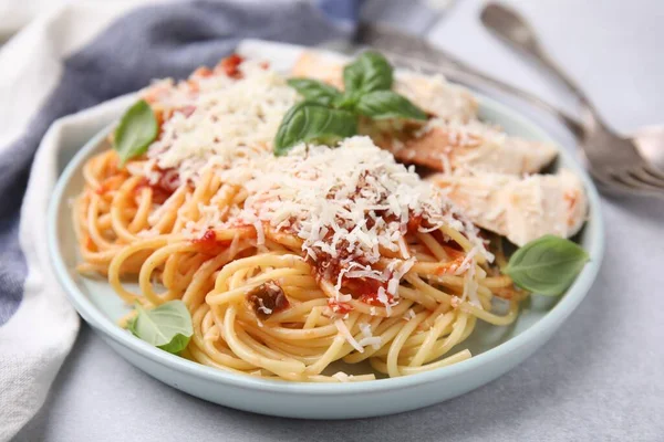 Köstliche Pasta Mit Tomatensauce Huhn Und Parmesan Auf Weißem Tisch — Stockfoto