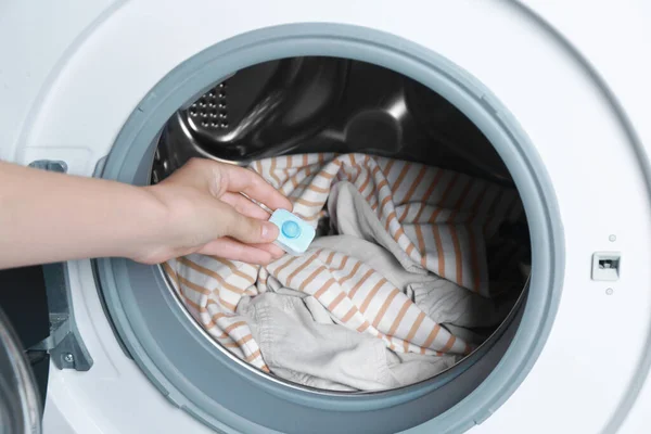 洗濯機に水の柔らかいタブレットを入れて女性 クローズアップ — ストック写真