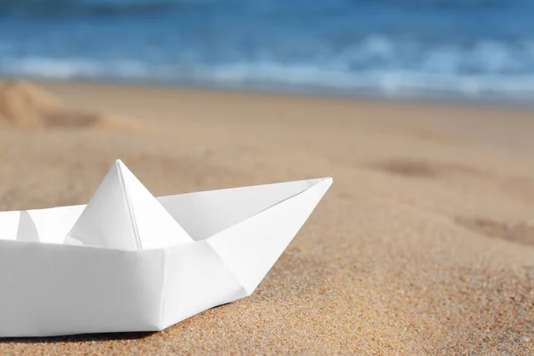 Barco Papel Branco Perto Mar Dia Ensolarado Close Espaço Para — Fotografia de Stock