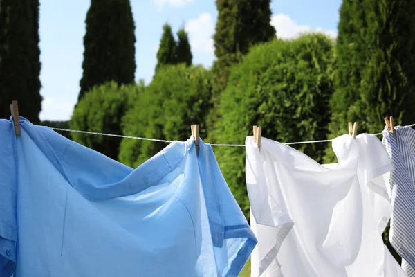 Καθαρά Ρούχα Κρέμονται Μια Γραμμή Πλυσίματος Στον Κήπο Κοντινό Στεγνό — Φωτογραφία Αρχείου
