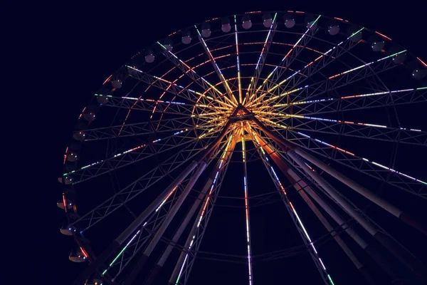 Beautiful Glowing Ferris Wheel Dark Sky Low Angle View — Fotografia de Stock