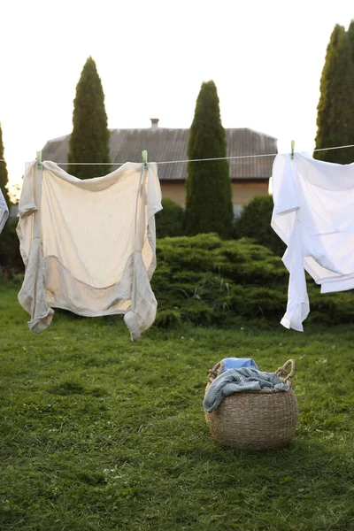 Чистая Одежда Высыхает Возле Плетеной Сумки Заднем Дворе — стоковое фото