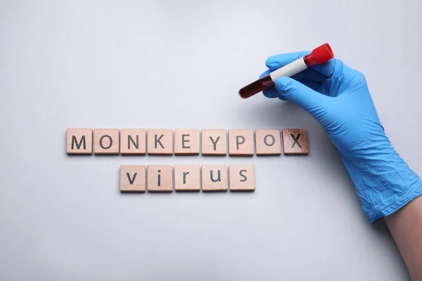 Enfermeira Segurando Tubo Teste Palavras Vírus Monkeypox Feito Cubos Madeira — Fotografia de Stock