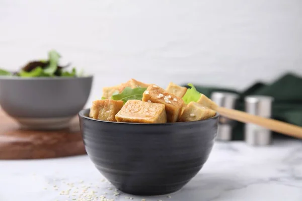 Köstlicher Gebratener Tofu Mit Basilikum Und Sesam Schüssel Auf Weißem — Stockfoto
